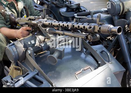 Maschinengewehr und Motorrad der Wehrmacht aus dem Zweiten Weltkrieg. Waffe Stockfoto