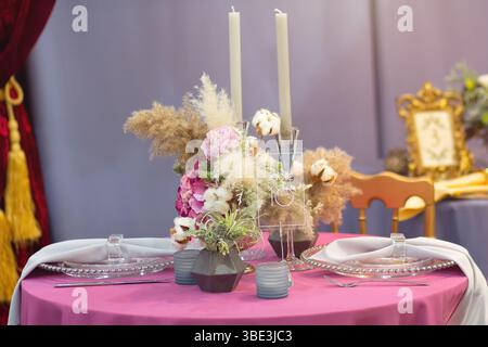 Wunderschöne elegante Tischlage im Restaurant. Hochzeitsfeier Stockfoto