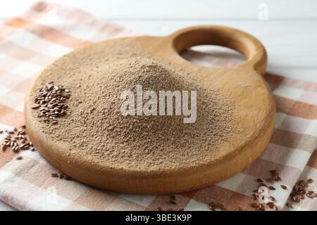 Stapel Leinsamenmehl auf dem Tisch, Nahaufnahme Stockfoto