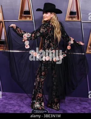 Las Vegas, Usa. Mai 2025. LAS VEGAS, NEVADA, USA – 26. MAI: Lainey Wilson mit Rahul Mishra kommt bei den American Music Awards 2025, die am 26. Mai 2025 im Fontainebleau Las Vegas in Las Vegas, Nevada, USA, stattfinden. (Foto: Xavier Collin/Image Press Agency) Credit: Image Press Agency/Alamy Live News Stockfoto