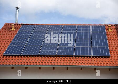 Dach mit Photovoltaikanlage auf einem Einfamilienhaus Stockfoto