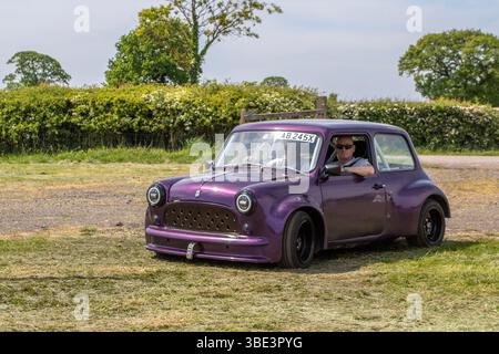 1964 60er Jahre Custom Purple VW modifiedLCV Benzin 1600 ccm; 2025 Räder oben Nord, Car Culture Event, modifizierter Klassiker, Sportwagen und Custom Car Event, Longridge, England, Großbritannien Stockfoto