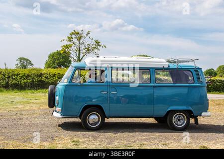1972 Blau 70er Jahre Volkswagen Auto Benzin 1584 ccm, Kombi Campervan; 2025 Räder oben Nord, Auto Kultur Event, modifizierter Klassiker, Veteran Auto Event, Longridge, England, Großbritannien Stockfoto
