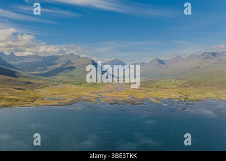 Blick über das üppige Tal und die zerklüfteten Gipfel in Faskrudsfjordur, Ost-Island. Stockfoto