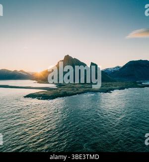 Sonnenaufgang aus der Luft über dem Eystrahorn Berg und der Küste in Ost-Island Stockfoto