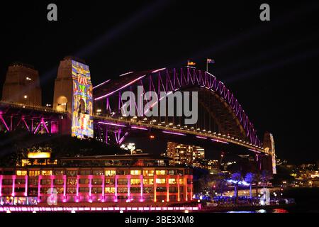 Vivid Festival 2025 - Sydney Harbour Bridge leuchtet lila Stockfoto