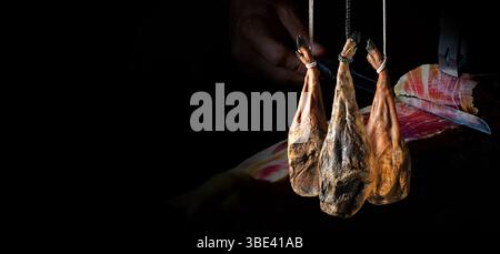 Spanischer íberic-Schinken. Spanischer Jamon und traditionelle Speisen. Trockener spanischer Schinken, Jamon Serrano, Bellota, italienischer Prosciutto Crudo oder Parmaschinken. Stockfoto