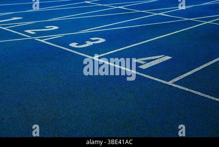 Laufstrecken im Park, verschiedene Farben blau und rot mit Nummerierung und weißen Markierungen. Stockfoto