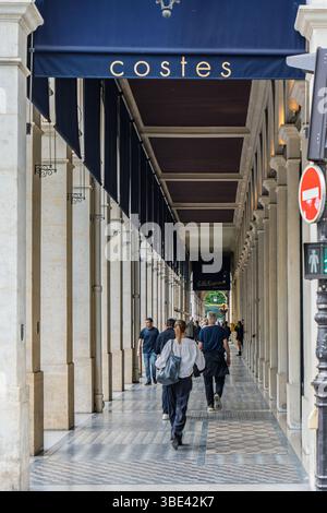 Paris, Frankreich. Am 14. Mai 2025 laufen Touristen unter dem Markise Costes in der Galerie Vivienne in Paris Stockfoto
