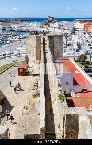Tarifa, Spanien - 18. April 2025: Mittelalterliche Burg von Guzman el Bueno während der Osterfeste in Tarifa, Spanien Stockfoto