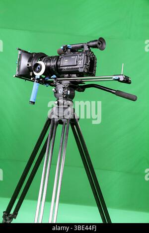 Eine Sony PMW-F3 Cinealta XDCAM Filmkamera auf grünem Hintergrund Stockfoto