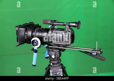 Eine Sony PMW-F3 Cinealta XDCAM Filmkamera auf grünem Hintergrund Stockfoto