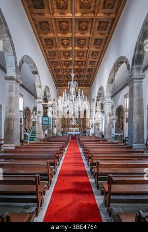 Historisches Kircheninnere Mit Kunstvoller Kassettendecke Und Rotem Teppichgang In Angra Do Heroismo. Heiligtum unserer Lieben Frau von Empfängnis, barocker Architekt Stockfoto