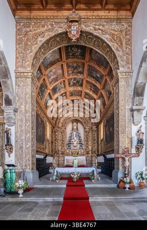 Historisches Kircheninnere Mit Kunstvoller Kassettendecke Und Rotem Teppichgang In Angra Do Heroismo. Heiligtum unserer Lieben Frau von Empfängnis, barocker Architekt Stockfoto