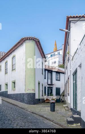 Farbenfrohe Historische Straße Mit Kopfsteinpflaster In Der Altstadt Von Angra Do Heroismo. Traditionelle portugiesische Architektur, Terrakottadächer, enge Gasse, Stockfoto