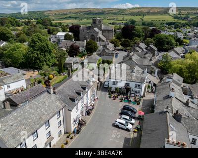 Luftaufnahme der Priory Cartmel und des Dorfes Cartmel in Cumbria im Nordwesten Englands. Stockfoto