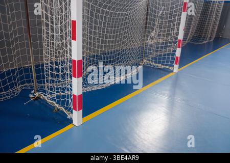 futsal-Torpfahl und Netzdetail auf dem farbenfrohen blauen Hallenplatz Stockfoto