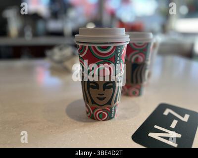 Walnut Creek, Usa. November 2024. Starbucks Kaffeetassen mit Weihnachtsdesign auf einem Tisch, Palos Verdes Mall, Walnut Creek, Kalifornien, 12. November, 2024. (Foto: Smith Collection/Gado/SIPA USA) Credit: SIPA USA/Alamy Live News Stockfoto