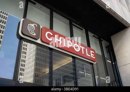 San Francisco, Usa. Februar 2025. Fassade des Chipotle Restaurants mit Logo, San Francisco, Kalifornien, 21. Februar 2025. (Foto: Smith Collection/Gado/SIPA USA) Credit: SIPA USA/Alamy Live News Stockfoto