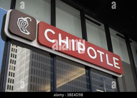 San Francisco, Usa. Februar 2025. Fassade des Chipotle Restaurants mit Logo, San Francisco, Kalifornien, 21. Februar 2025. (Foto: Smith Collection/Gado/SIPA USA) Credit: SIPA USA/Alamy Live News Stockfoto