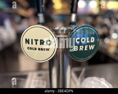 Moraga, Usa. Oktober 2024. Nahaufnahme von Nitro und Cold Brew Kaffeehähnen in einem Starbucks Standort, Moraga, Kalifornien, 25. Oktober 2024. (Foto: Smith Collection/Gado/SIPA USA) Credit: SIPA USA/Alamy Live News Stockfoto