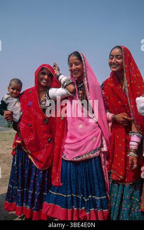 Lächelnde junge Frauen in farbenfroher traditioneller Kleidung in Rajasthan, Indien Stockfoto