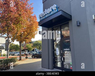 Pleasant Hill, Usa. November 2024. Außenansicht des Restore Hyper Wellness am Crescent Drive mit Herbstlaub in Pleasant Hill, Kalifornien, 29. November 2024. (Foto: Smith Collection/Gado/SIPA USA) Credit: SIPA USA/Alamy Live News Stockfoto