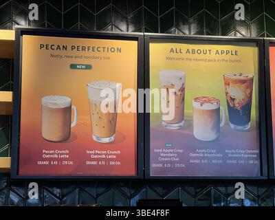 Moraga, Usa. Oktober 2024. Sonderausstellung für saisonale Getränke bei Starbucks, mit Pecan Crunch und Apple Crisp Optionen, Moraga, Kalifornien, 25. Oktober 2024. (Foto: Smith Collection/Gado/SIPA USA) Credit: SIPA USA/Alamy Live News Stockfoto