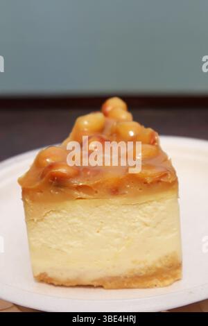 Nahaufnahme eines Stücks cremig gesalzenen Caramel Macadamia Käsekuchen Stockfoto