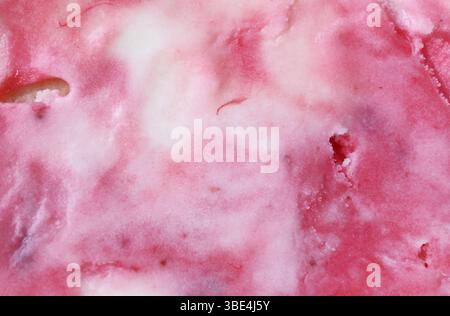Blick von oben auf das künstlerische Muster von Erdbeer-Joghurt-Eis Stockfoto