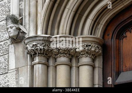Architektonische Details an der Außentür der mittelalterlichen St. Giles' Cripplegate Church in London Stockfoto