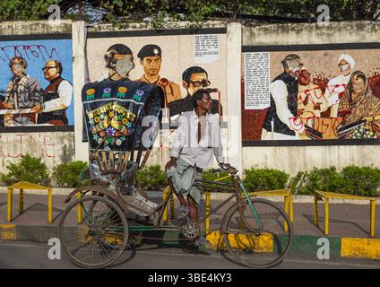 Rikscha parkte vor politischen Wandgemälden in der Stadt, Chittagong Division, Chittagong, Bangladesch Stockfoto