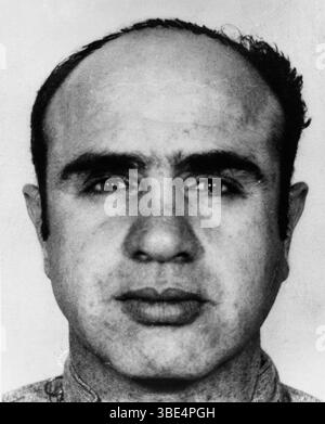 Fahndung von Al Capone aus dem Alcatraz Gefängnis. Alphonse Gabriel Capone (* 17. Januar 1899 bis 25. Januar 1947), manchmal auch unter dem Spitznamen Scarface bekannt, war ein amerikanischer Gangster und Geschäftsmann, der während der Prohibition-Ära von 1925 bis 1931 als Mitbegründer und Chef des Chicago Outfits bekannt wurde. Seine siebenjährige Regierungszeit als Kriminalboss endete, als er im Alter von 33 Jahren inhaftiert wurde. Stockfoto