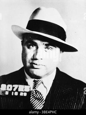 Al Capones Fahndung von 1929. Alphonse Gabriel Capone (* 17. Januar 1899 bis 25. Januar 1947), manchmal auch unter dem Spitznamen Scarface bekannt, war ein amerikanischer Gangster und Geschäftsmann, der während der Prohibition-Ära von 1925 bis 1931 als Mitbegründer und Chef des Chicago Outfits bekannt wurde. Seine siebenjährige Regierungszeit als Kriminalboss endete, als er im Alter von 33 Jahren inhaftiert wurde. Stockfoto