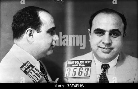 Al Capones Fahndung aus dem Miami Gefängnis. Alphonse Gabriel Capone (* 17. Januar 1899 bis 25. Januar 1947), manchmal auch unter dem Spitznamen Scarface bekannt, war ein amerikanischer Gangster und Geschäftsmann, der während der Prohibition-Ära von 1925 bis 1931 als Mitbegründer und Chef des Chicago Outfits bekannt wurde. Seine siebenjährige Regierungszeit als Kriminalboss endete, als er im Alter von 33 Jahren inhaftiert wurde. Stockfoto