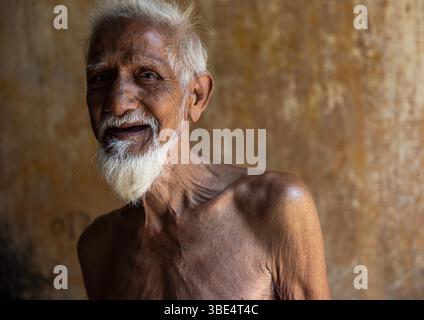 Lächelnder bangladeschi-Mann in Natore Rajbari, Rajshahi Division, Natore, Bangladesch Stockfoto