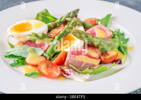 Helle Zutaten ruhen in Harmonie, weiche Texturen und kräftige Farben auf der Porzellanbühne Stockfoto