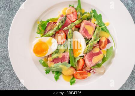 Helle Zutaten ruhen in Harmonie, weiche Texturen und kräftige Farben auf der Porzellanbühne Stockfoto