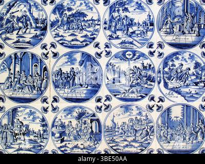 Nahaufnahme von antiken, verzinnten blauen Delfter Wandfliesen aus den Jahren 1750-80, mit biblischen Szenen, Stockfoto, religiöses Stockfoto Stockfoto