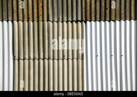 Verstörter alter rostiger gewellter Eisenzaun Texturhintergrund, Bau-Stock-Foto-Bild Stockfoto