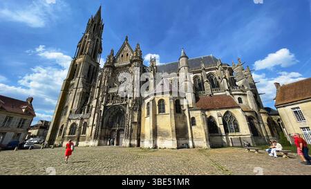 Cathédrale Notre-Dame de Senlis, ein majestätisches gotisches Meisterwerk aus dem 12. Jahrhundert mit komplizierten Steinmetzwerken und hohen Türmen im historischen Senlis, Frankreich Stockfoto