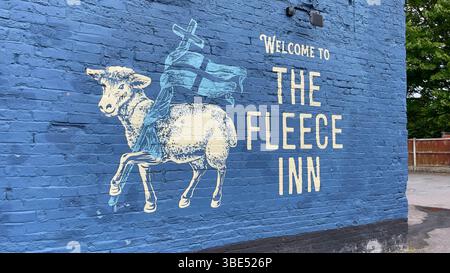 Ein markantes Wandbild eines Sattelschafs ziert die blaue Backsteinmauer des Fleece Inn und verbindet rustikalen Charme mit künstlerischem Flair, Penwortham, Lancashire Stockfoto