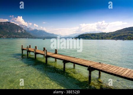 Der klare Himmel spiegelt sich in den ruhigen Gewässern des Sees Annecy, Haute Savoie, Auvergne Rhone Alpes, Frankreich Stockfoto