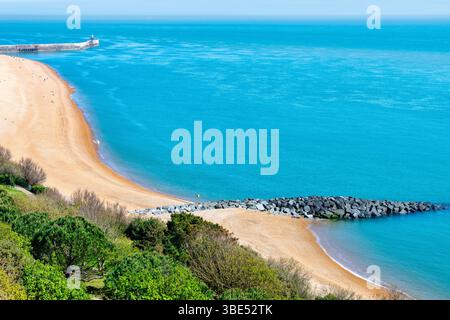 Blick auf Folkestone Beach in Kent, England an einem schönen sonnigen Frühlingstag Stockfoto