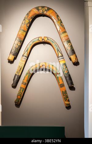 Moskau, Russland - 13. März 2025: Geschnitzte Pferdehalsbänder aus Holz im Allrussischen Museum für dekorative Kunst in Moskau Stockfoto