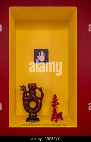 Moskau, Russland - 13. März 2025: Keramikgegenstände im Allrussischen Museum für dekorative Kunst in Moskau Stockfoto