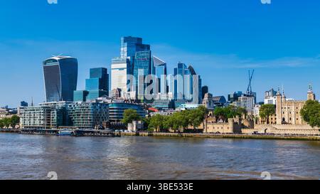 Tower of London und die City of London, England mit Blick auf die Themse Stockfoto
