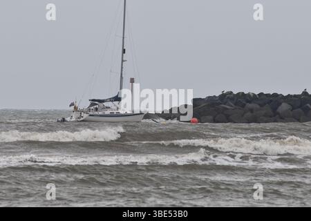 Lyme Regis, Dorset, Großbritannien. Mai 2025. Segelboot vor Lyme Regis Harbour Dorset England uk. 27/05/2025 Credit : Melvin Green / Alamy Live News. Quelle: MELVIN GREEN/Alamy Live News Stockfoto