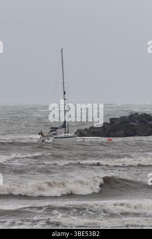 Lyme Regis, Dorset, Großbritannien. Mai 2025. Segelboot vor Lyme Regis Harbour Dorset England uk. 27/05/2025 Credit : Melvin Green / Alamy Live News. Quelle: MELVIN GREEN/Alamy Live News Stockfoto