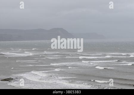 Lyme Regis, Dorset, Großbritannien. Mai 2025. Lyme Bay mit Winden und hohen Wellen. Lyme Regis Dorset England uk. 27/05/2025 Credit : Melvin Green / Alamy Live News. Quelle: MELVIN GREEN/Alamy Live News Stockfoto